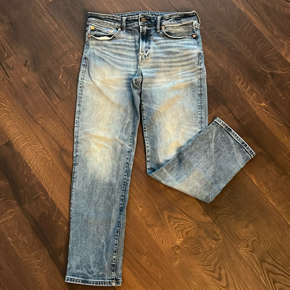 American Eagle men’s original straight jeans. Excellent condition.